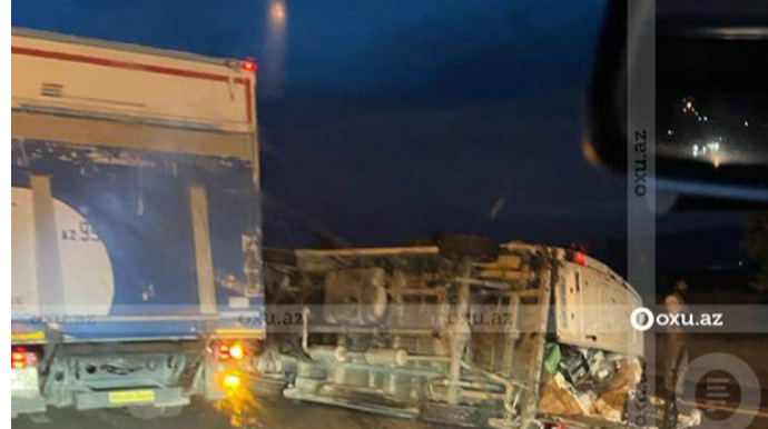 Lökbatanda avtomobil aşdı: Ağartı məhsulları yola dağıldı    - VİDEO - FOTO
