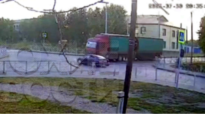 Qırmızıdan keçən maşın yolayrıcında yük avtomobili ilə toqquşdu; 1 ölü, 3 yaralı - VİDEO 