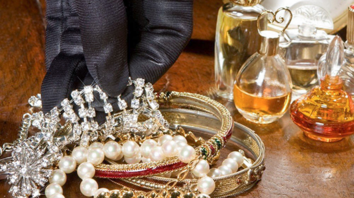 Şüvəlanda evdən 15 min manatlıq qızıl oğurlanıb 