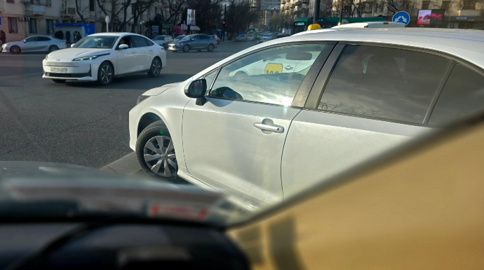 İşıqforda dayananda yandakı maşının təkərinə niyə diqqət etməlisiniz? - FOTO   