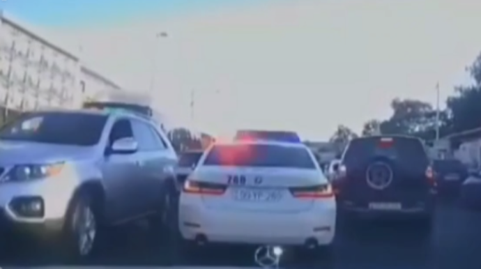 Yol polisləri hamilə qadını doğuşa belə çatdırdı  - VİDEO