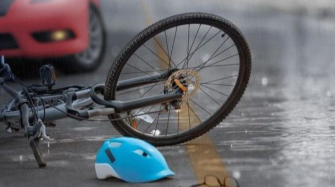 Minik avtomobili velosipedçini vurdu 