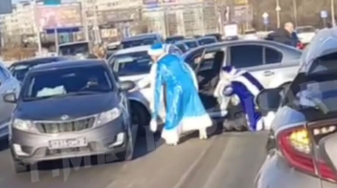 “Şaxta baba” sürücüyə belə hədiyə verdi - Yumruqladı - VİDEO