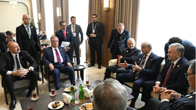 Liderlər çay süfrəsi arxasında - VİDEO