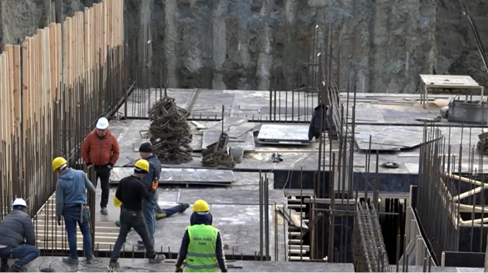 Tikinti şirkəti ilə vətəndaş arasında qalmaqal: "Xəbərdarlıq da etmədilər" - VİDEO