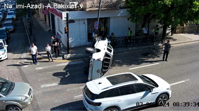 В Баку опрокинулся автомобиль: на двух основных дорогах образовались заторы - ФОТО - ОБНОВЛЕННЫЙ