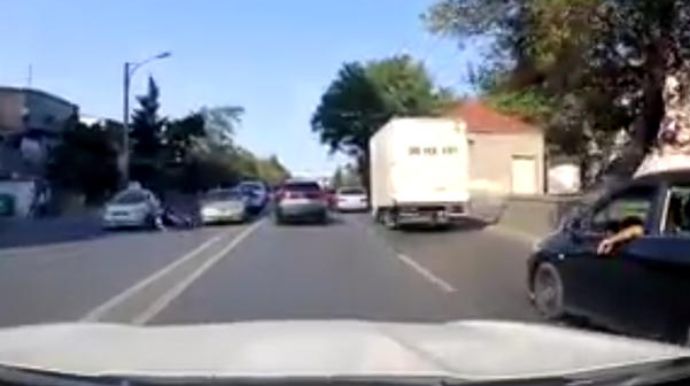 Bakıda jurnalist qəzaya düşdü,  motosikleti aşdı - ANBAAN VİDEO 