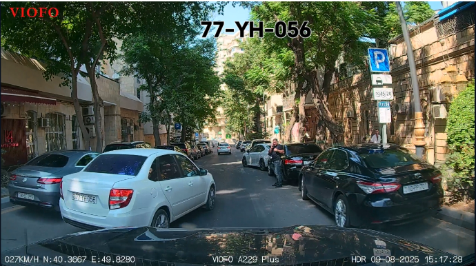 Dayandığı yerdən qəfil hərəkətə başlayıb qəza şəraiti yaratdı - VİDEO