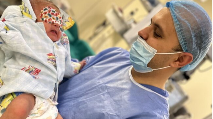 "Badam" Medical Centerdə eyni gündə 3 körpəyə unikal əməliyyat  - FOTO