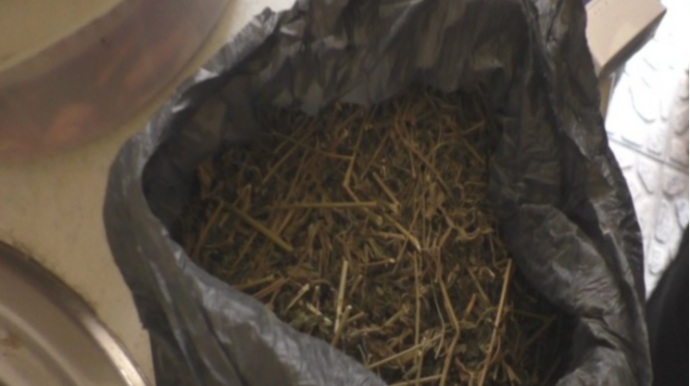 Qaxda narkotiklərin satışı ilə məşğul olan qonşular saxlanılıb   - VİDEO