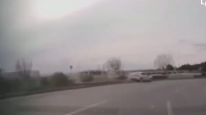 Bakıda sürücü döngəyə yüksək sürətlə girdi, qəzaya düşdü - REAL VİDEO