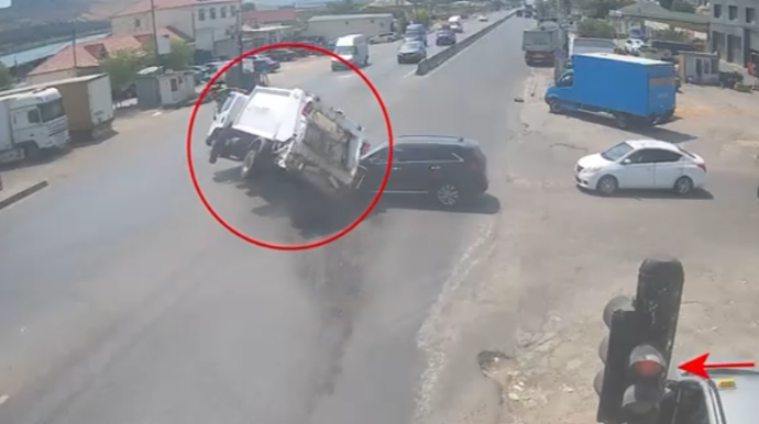 В Баку водитель, проигнорировавший красный сигнал светофора, спровоцировал серьёзную аварию - ВИДЕО