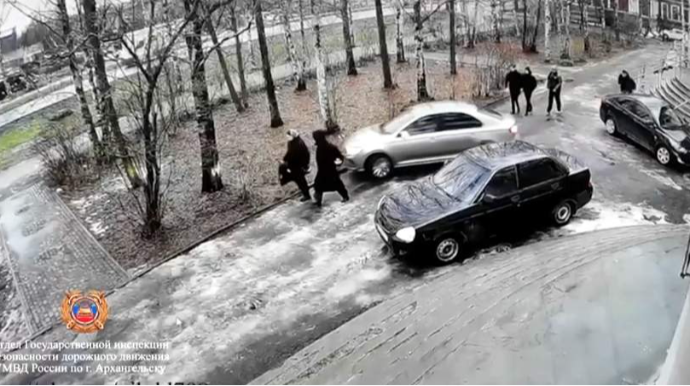 Sərxoş qadın sürücü iki qzı vurdu – Qorxudan başqa maşınla da toqquşdu - VİDEO