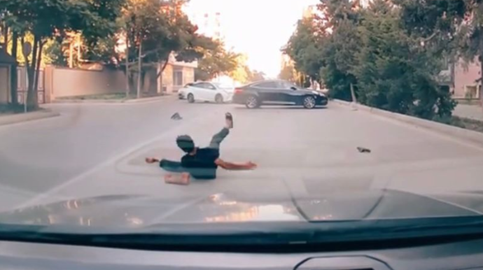 Yola baxmayan sürücü motosikletçini vurub qarşıdakı maşınların önünə atdı   - ANBAAN VİDEO