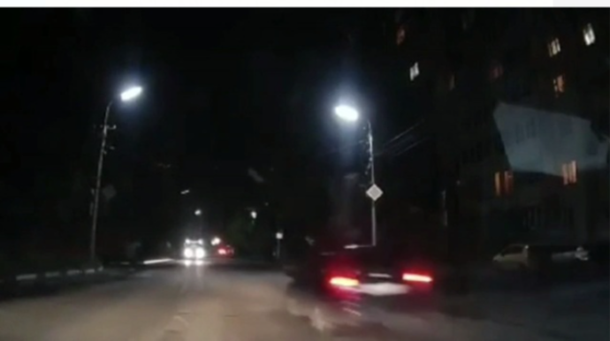 İldırım sürətilə gedən maşın piyadanı belə vurdu - ŞOK VİDEO