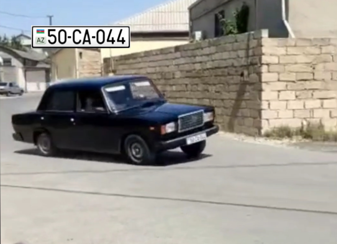 "VAZ-2107" ilə "ruçnoy" çəkən sürücü divara girdi  - VİDEO