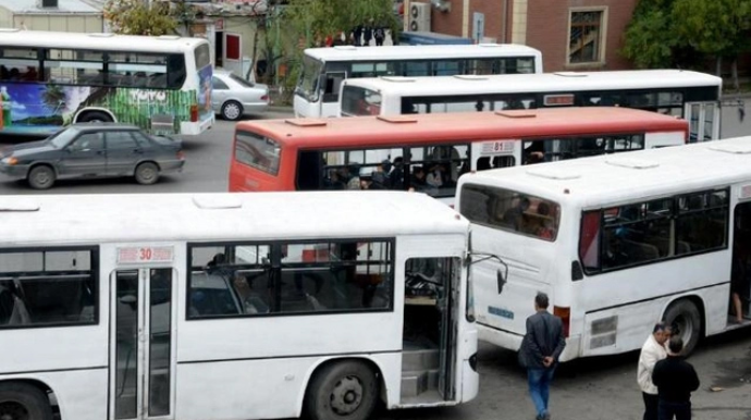 Kondisionersiz avtobuslar və əziyyət çəkən sərnişinlər: Çıxış yolu nədir? - AÇIQLAMA 