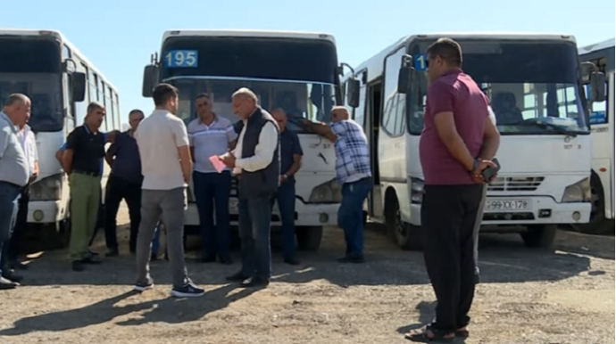 Bakıda avtobus sürücüləri sərnişinləri daşımaqdan imtina etdi - VİDEO