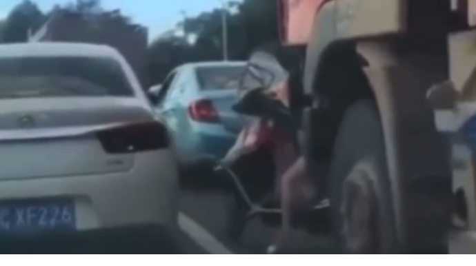 Yük maşını motosikletin üstündən keçdi  - VİDEO