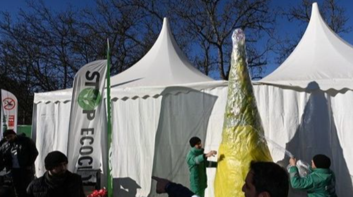 На территории проведения акции на дороге Ханкенди - Лачын устанавливают елку  - ФОТО