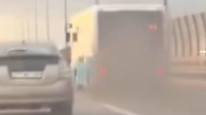 Sərnişinn avtobusundan çıxan tüstü yolda təhlükəli vəziyyət yaratdı - VİDEO