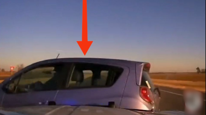 Yol polisi tabesizlik göstərən sürücünü vurub yoldan kənara atdı - VİDEO