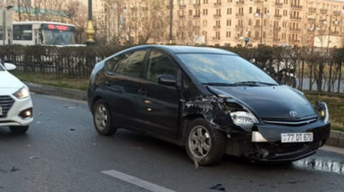 Nəsimidə “Opel”lə “Prius” toqquşdu - FOTO