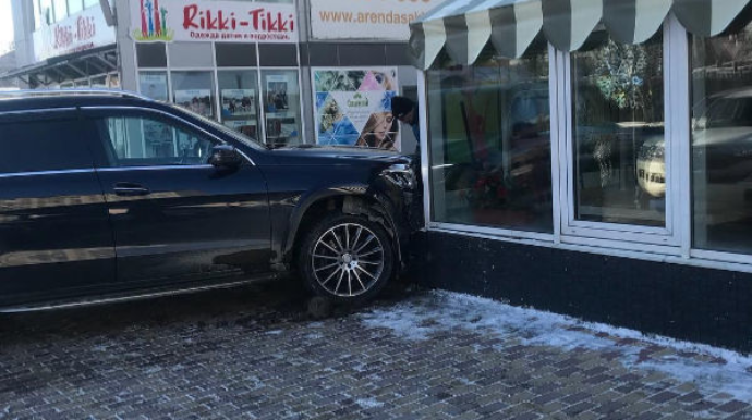 Avtomobil ticarət mərkəzinə çırpıldı: Üç nəfər öldü 