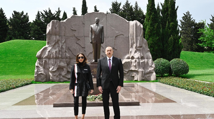 Prezident və birinci xanım Heydər Əliyevin məzarını ziyarət etdi - FOTO