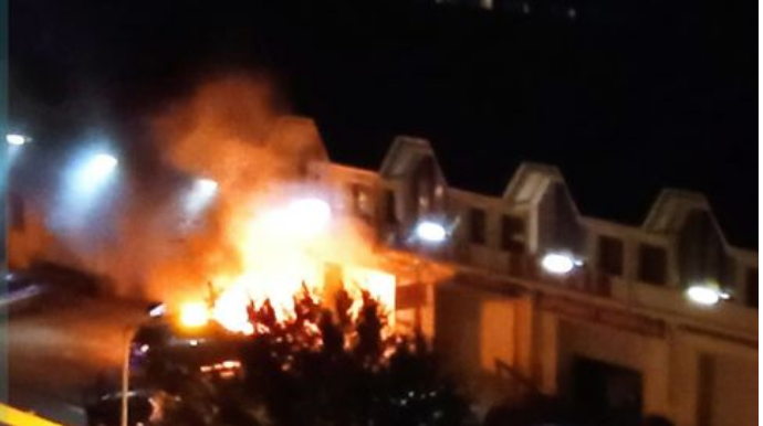 Bakıda avtoservisin qarşısında maşın yanıb - FOTO - VİDEO