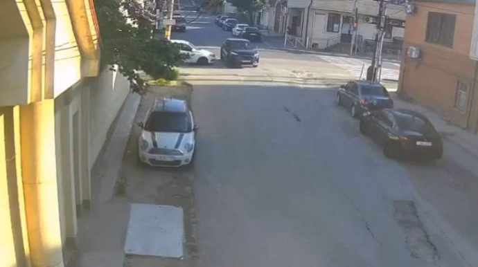 “Changan” qırmızıdan keçib qəza törətdi;  içindəki uşaq yola düşdü - VİDEO 