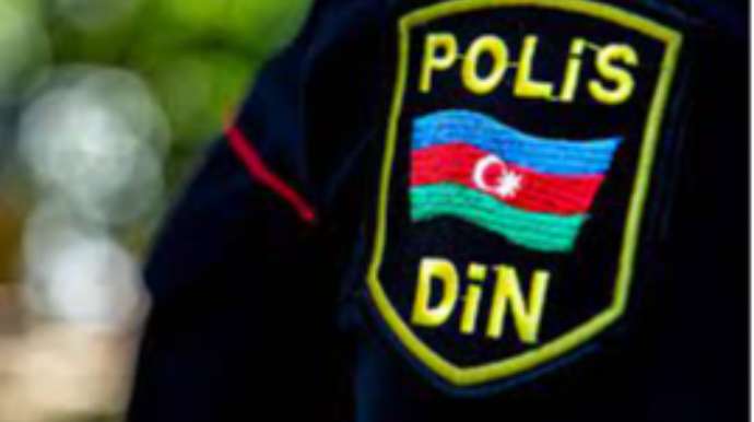 В Баку полицейский по неосторожности выстрелил в себя