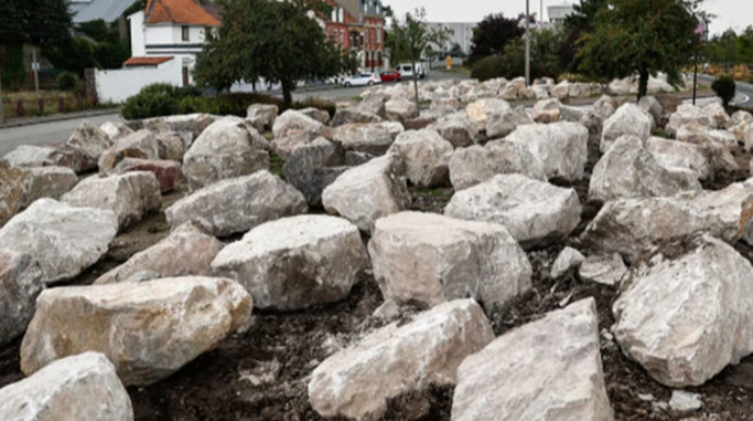 Fransada küçələrə nəhəng qaya parçaları döşəndi - FOTO 