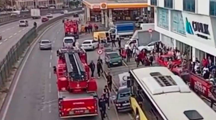 Avtobus dayanacağa çırpıldı - Ölən və xəsarət alanlar var 