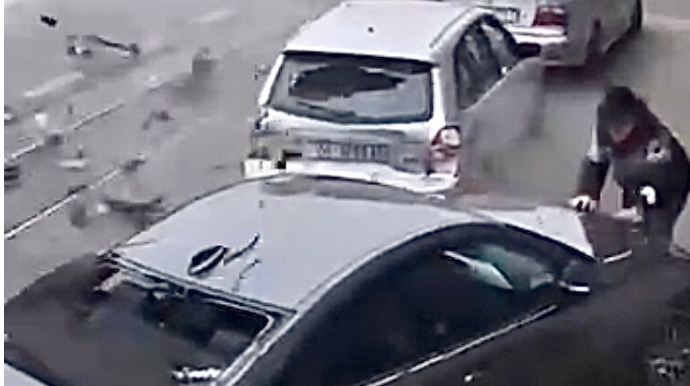 Avtomobillə toqquşan 70 yaşlı kişi görün nə etdi  - VİDEO