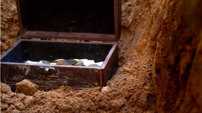 Золотоискатели нашли клад, зарытый нацистами, под бывшим борделем - ФОТО