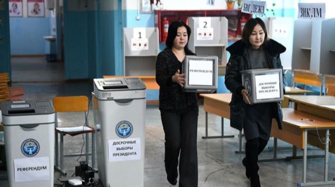 Qırğızıstanda prezident seçkiləri və referendum başa çatıb