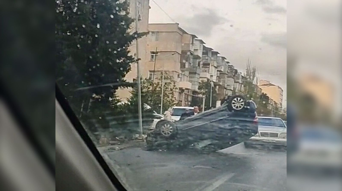 Bakıda işıq dirəyinə çırpılan “Mercedes” yolun ortasında aşdı   - VİDEO