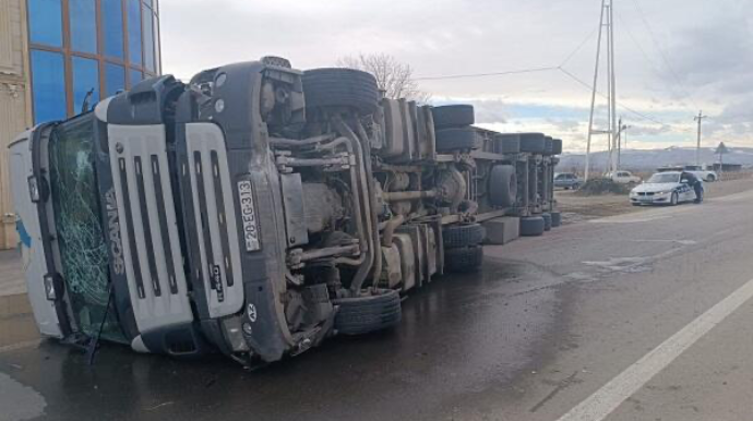 Bakı-Qazax magistralında TIR aşdı