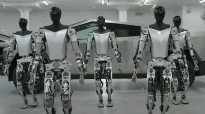 "Tesla Bot" insan kimi yeriyir  - VİDEO