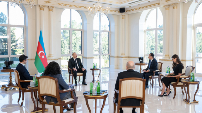 Prezident yerli televiziya kanallarına müsahibə verdi - FOTOLAR   