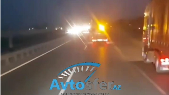 Sürücü evakuatorun işıqlarının yandırılmasına üsyan etdi: “Bunu gərək adam özü başa düşə” - VİDEO  