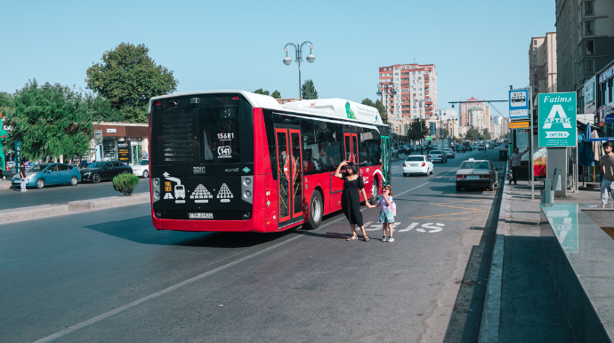 İcazə verilən saatlarda avtobus zolağından istifadə edən sürücülər niyə cərimələnir? - AÇIQLAMA 