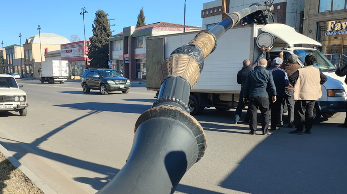 Gəncədə işıq dirəyi 2 avtomobilin üzərinə aşdı - FOTOLAR