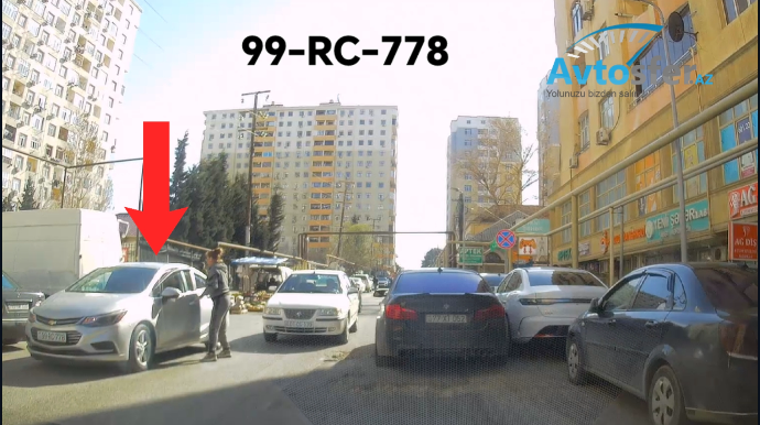 Maşını ikinci cərgədə park edən xanım sürücü hərəkəti çətinləşdirdi - VİDEO