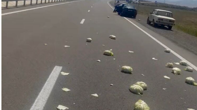 “Mercedes” yük maşınıyla toqquşdu, 4 nəfər ağır xəsarət aldı    - VİDEO