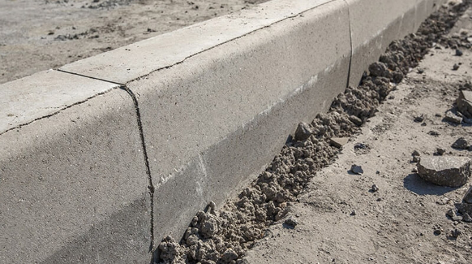 Bakı küçələrinə döşənən bordürlər 7 il sonra yararsız hala düşür – ŞİKAYƏT - FOTO 