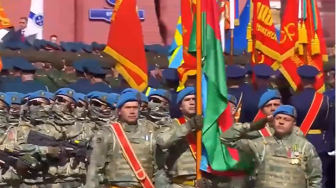 Azərbaycan hərbçiləri paradda keçid etdi - VİDEO