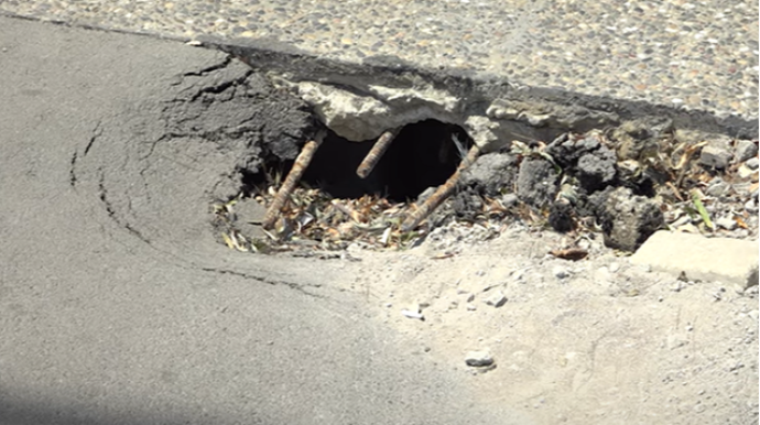 Bakının mərkəzində parkın girişi çökdü - VİDEO