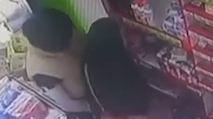 Bakıda qaraçı qadınlar hicab bağlayıb marketi taladı - VİDEO